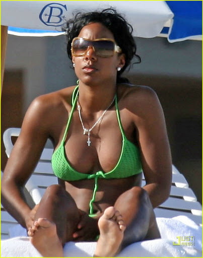 Kelly Rowland cul et seins en bikini
 #105564166
