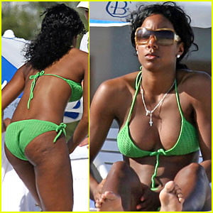 Kelly Rowland cul et seins en bikini
 #105564170