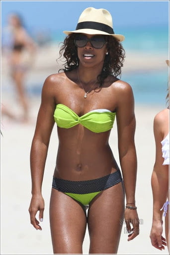 Kelly Rowland cul et seins en bikini
 #105564172