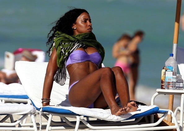 Kelly Rowland cul et seins en bikini
 #105564180