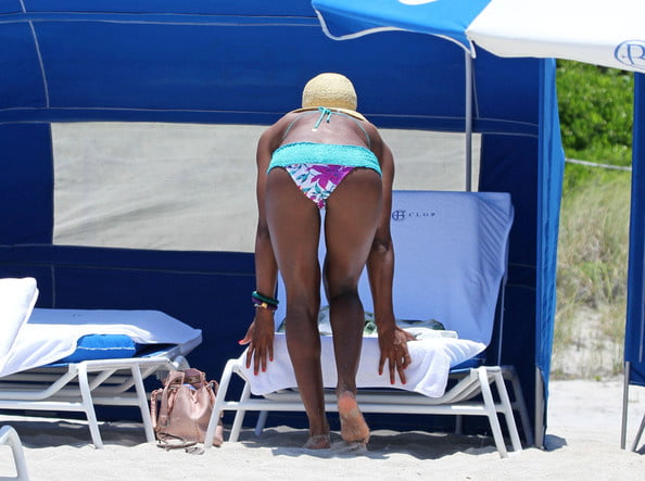 Kelly Rowland cul et seins en bikini
 #105564182