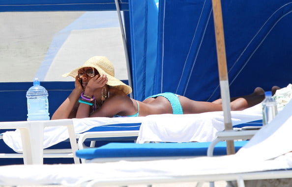 Kelly Rowland cul et seins en bikini
 #105564184