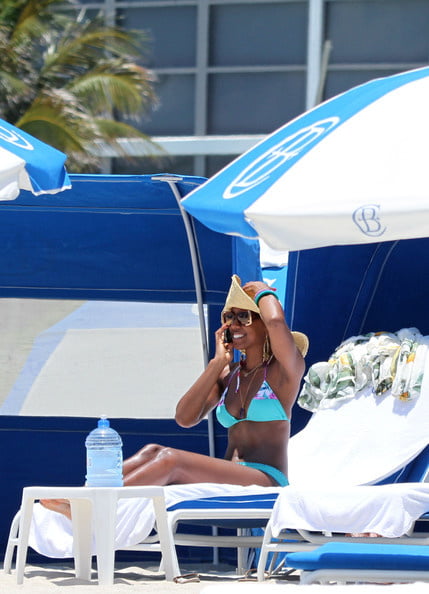 Kelly Rowland cul et seins en bikini
 #105564188