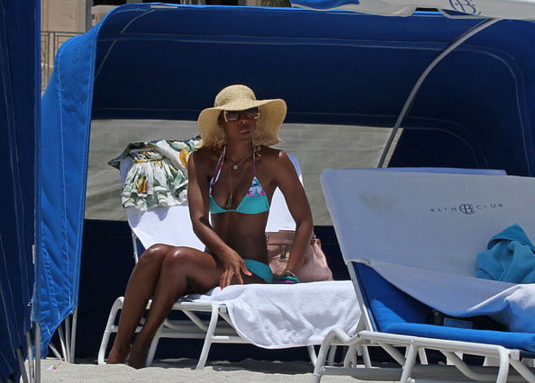 Kelly Rowland cul et seins en bikini
 #105564191