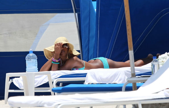 Kelly Rowland cul et seins en bikini
 #105564193