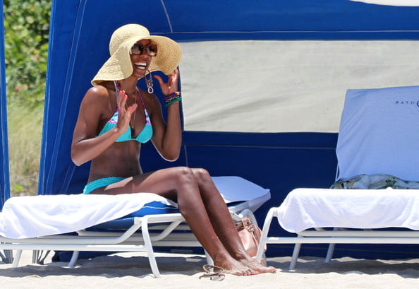 Kelly rowland culo e tette in bikini
 #105564197