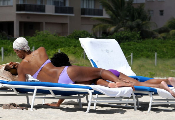 Kelly Rowland cul et seins en bikini
 #105564199
