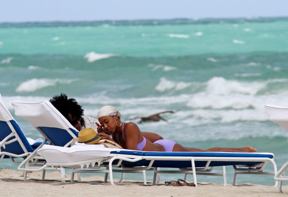 Kelly Rowland cul et seins en bikini
 #105564207