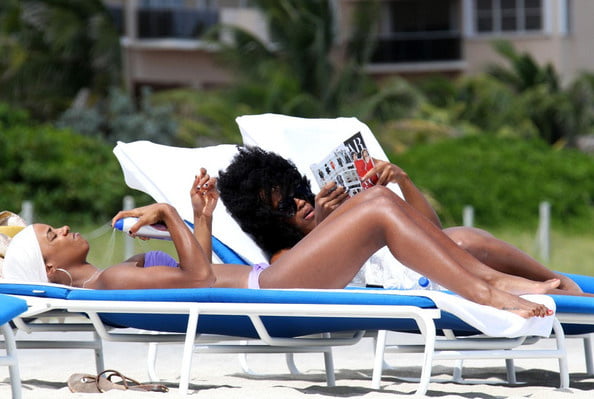 Kelly Rowland cul et seins en bikini
 #105564219