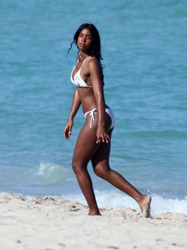 Kelly Rowland cul et seins en bikini
 #105564233