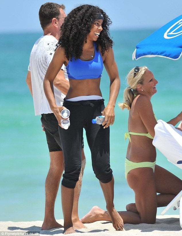 Kelly Rowland cul et seins en bikini
 #105564249