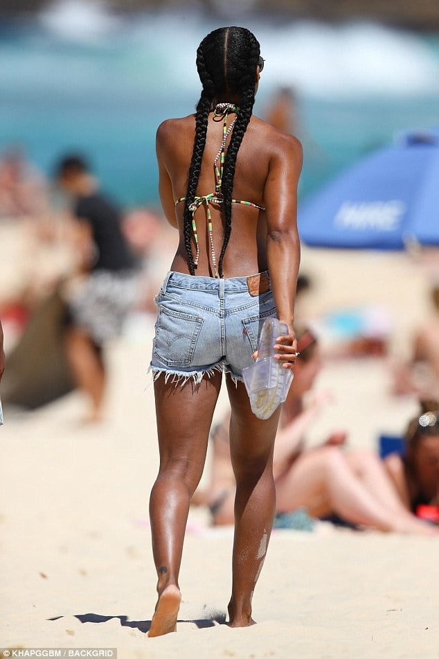 Kelly Rowland cul et seins en bikini
 #105564256