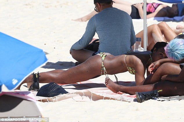 Kelly Rowland cul et seins en bikini
 #105564258
