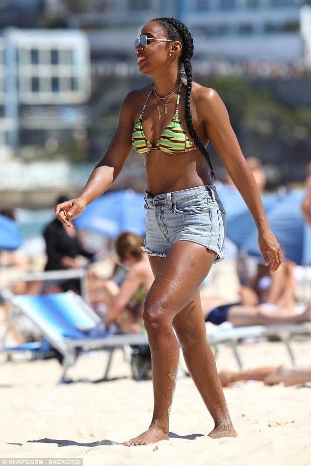 Kelly Rowland cul et seins en bikini
 #105564266