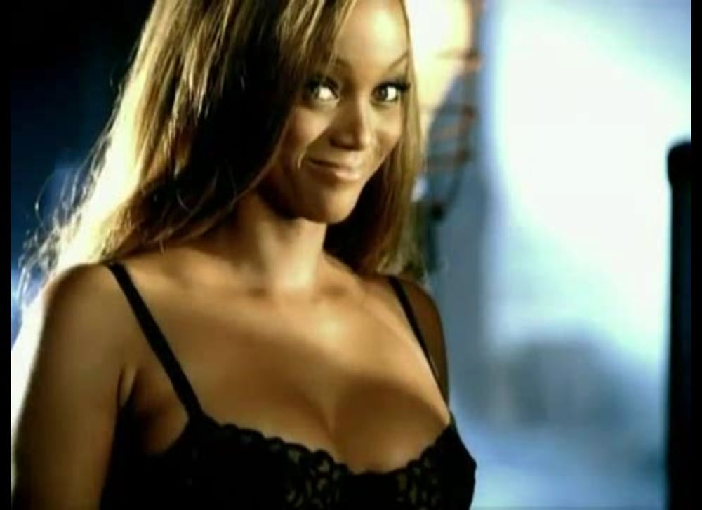 Tyra banks - pubblicità di victoria's secret 2003
 #94771877