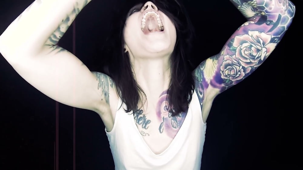 Cantante rock Renee Phoenix con la sua grande bocca sexy aperta
 #95007107