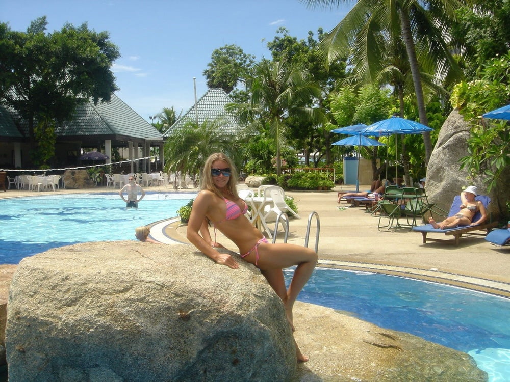 Femme magnifique aux gros seins pose nue en vacances
 #96363504