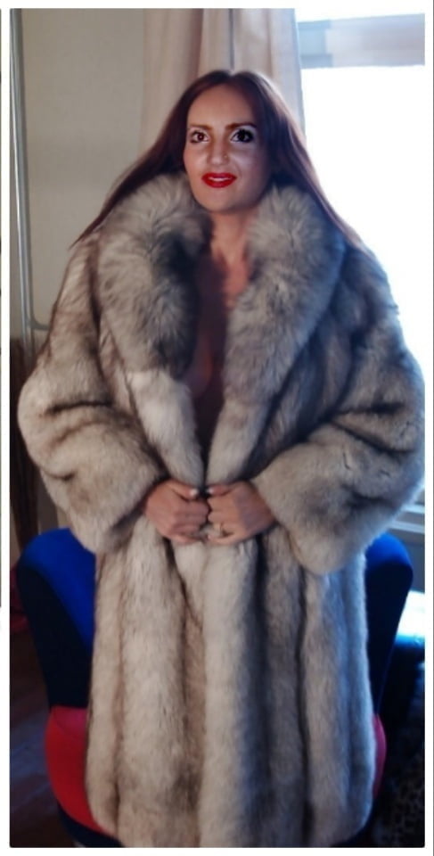 Paulina and her fur coats
 #94765448