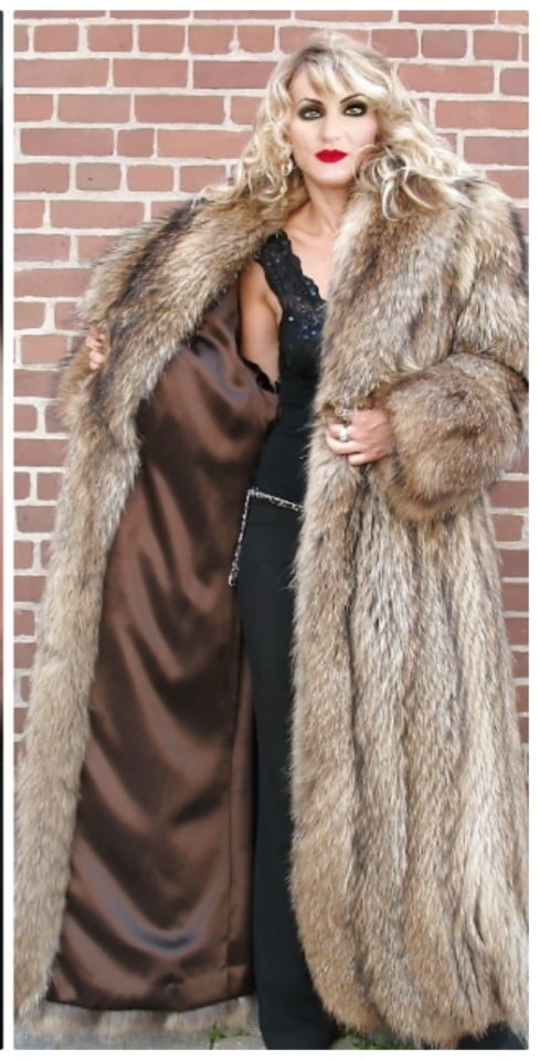 Paulina and her fur coats
 #94765450