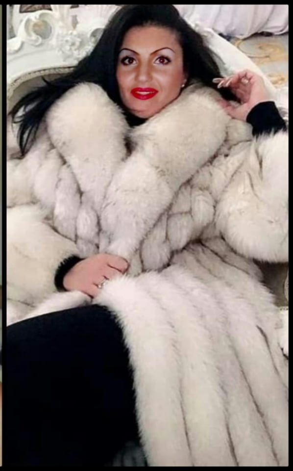 Paulina and her fur coats
 #94765494