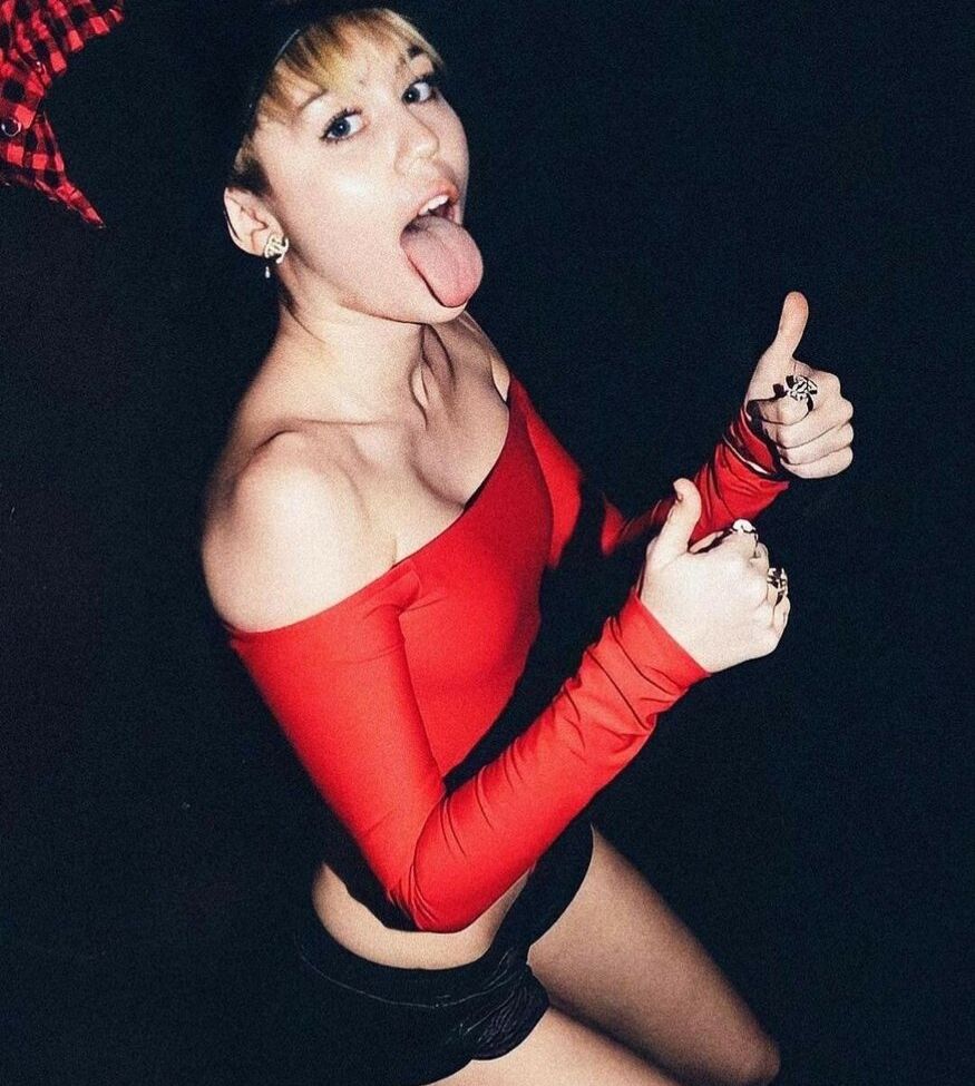 Miley Cyrus desnuda #107586406