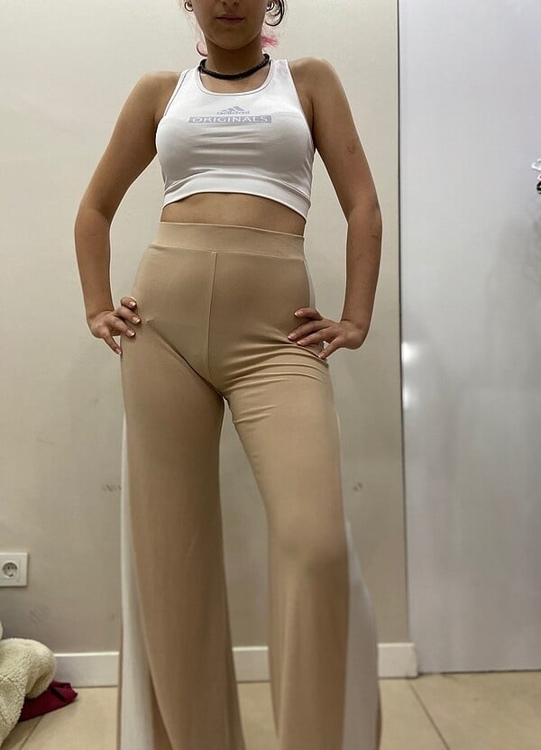 Mujeres turcas exhibiendo sus cuerpos sexys con ropa
 #79822826
