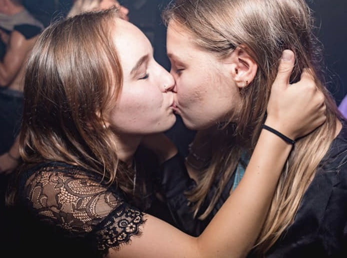 Heiße Mädchen Party und küssen
 #104362872