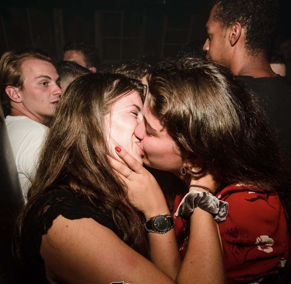 Heiße Mädchen Party und küssen
 #104363018