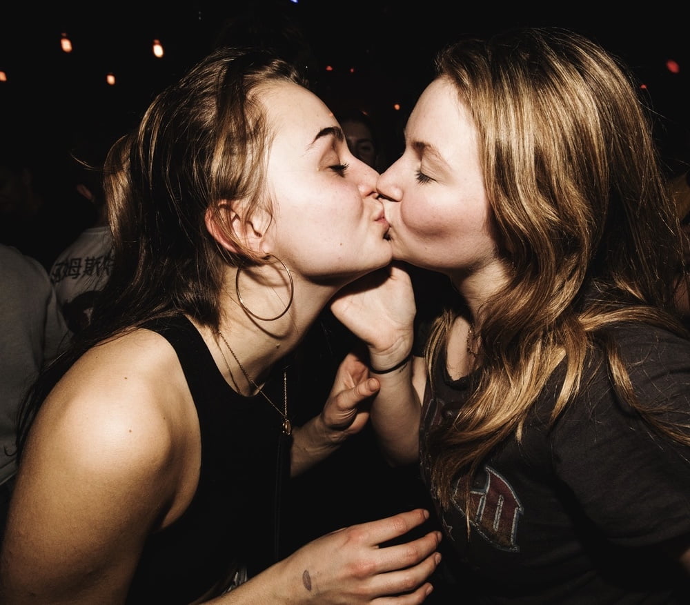 Heiße Mädchen Party und küssen
 #104363082