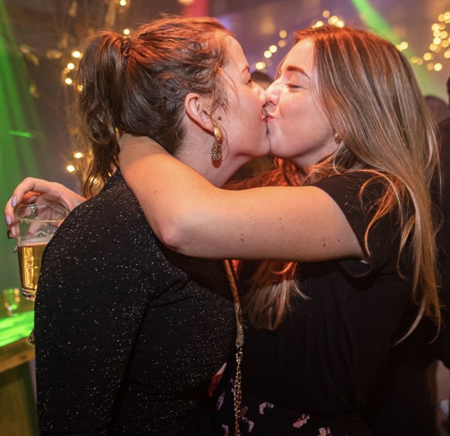 Heiße Mädchen Party und küssen
 #104363243