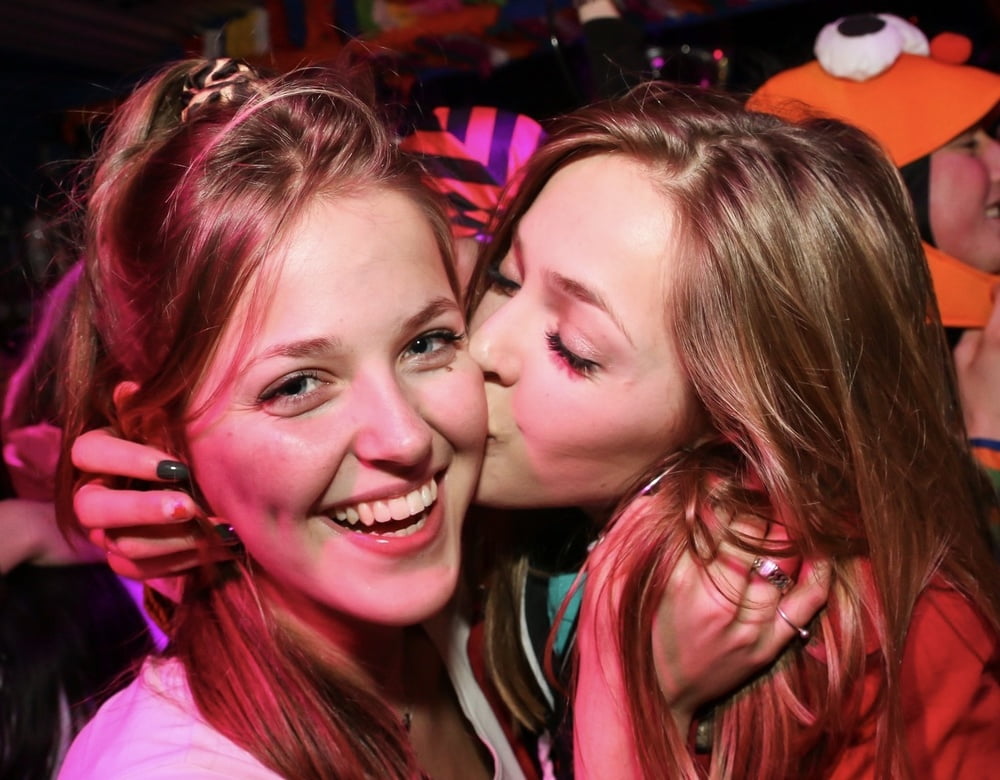 Heiße Mädchen Party und küssen
 #104363295
