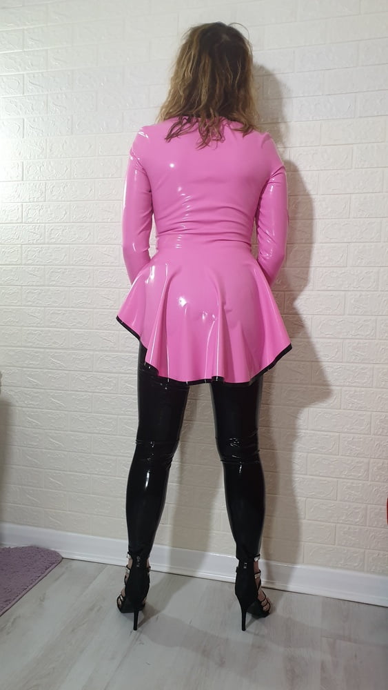 Giacca da equitazione rosa e leggings neri da latex e amanti
 #106739954