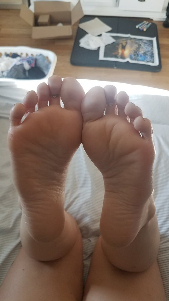 Les jolis pieds de la femme d'un ami
 #97895940