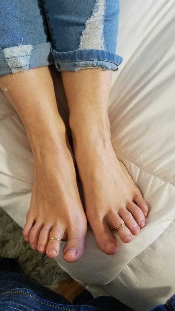 友達の奥さんのきれいな足
 #97895948
