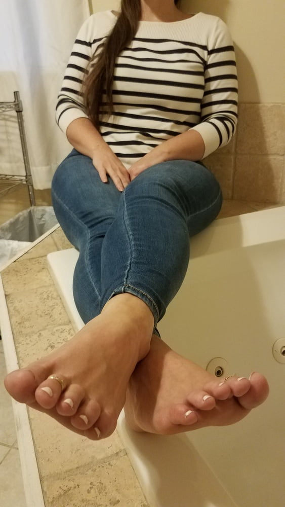 友達の奥さんのきれいな足
 #97895969