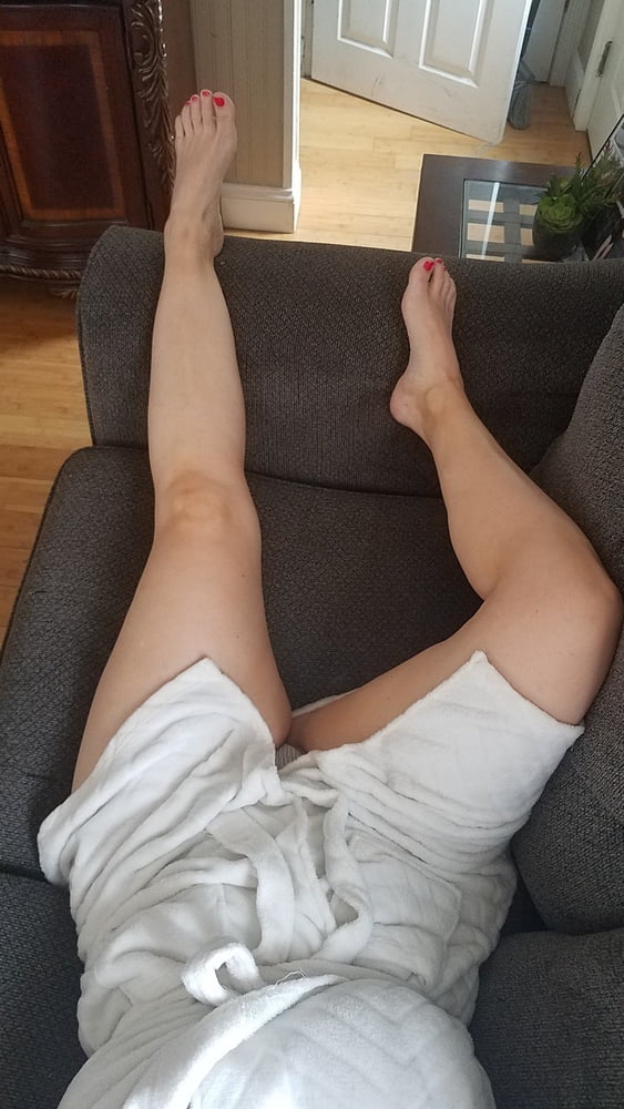 Friend's wife's pretty feet
 #97896148