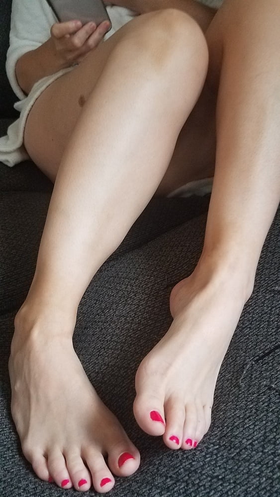 Los bonitos pies de la mujer de un amigo
 #97896157