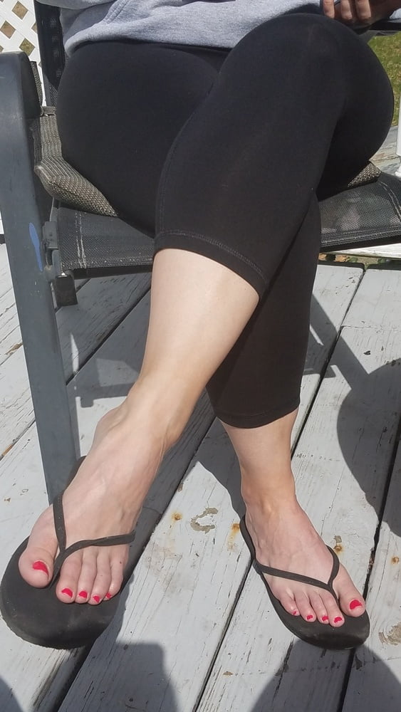 Los bonitos pies de la mujer de un amigo
 #97896170