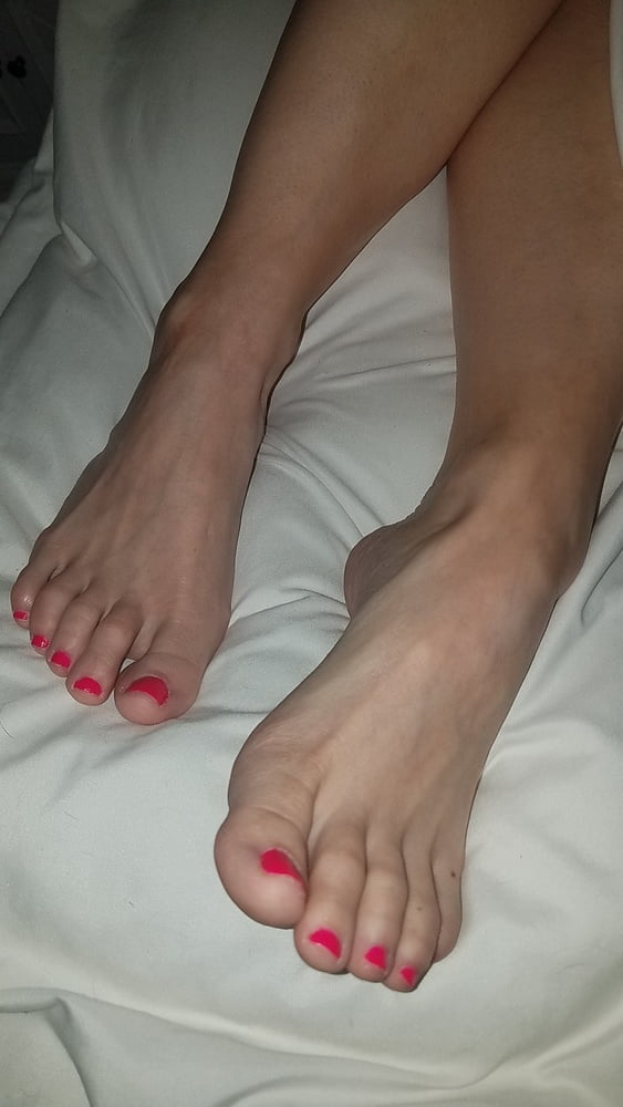 Los bonitos pies de la mujer de un amigo
 #97896177