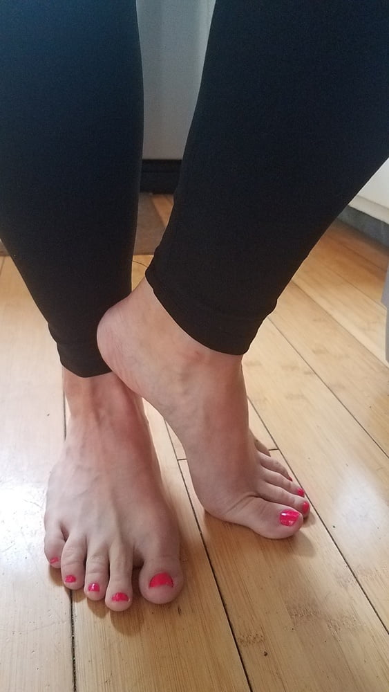 Los bonitos pies de la mujer de un amigo
 #97896181