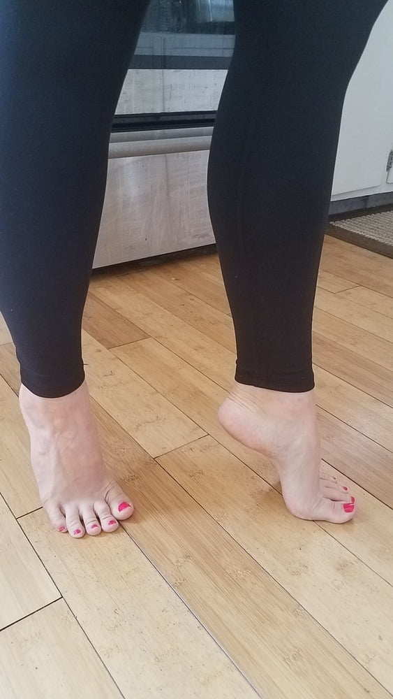 Los bonitos pies de la mujer de un amigo
 #97896183
