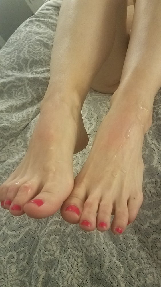 Los bonitos pies de la mujer de un amigo
 #97896228