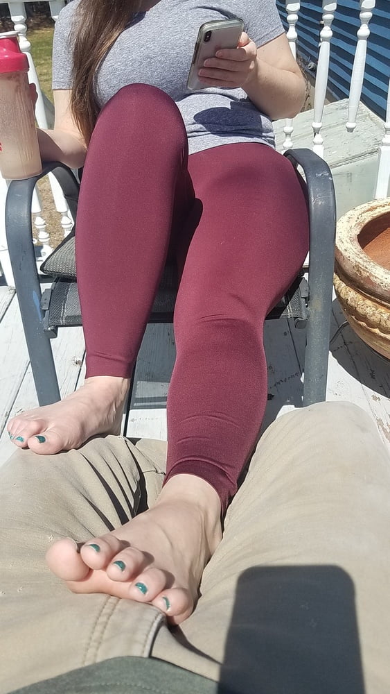 Los bonitos pies de la mujer de un amigo
 #97896238