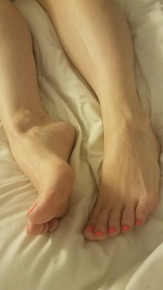 Los bonitos pies de la mujer de un amigo
 #97896240