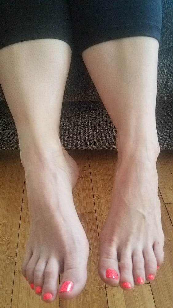 Los bonitos pies de la mujer de un amigo
 #97896246