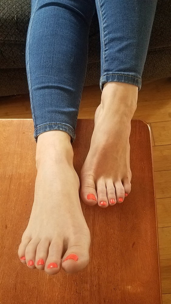 Los bonitos pies de la mujer de un amigo
 #97896255