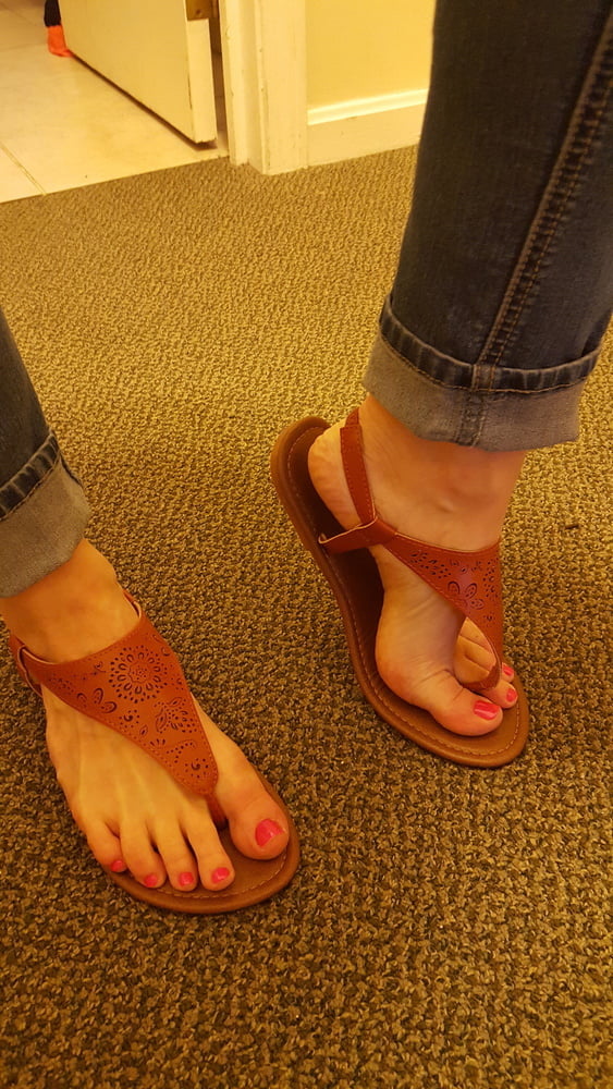 Los bonitos pies de la mujer de un amigo
 #97896261