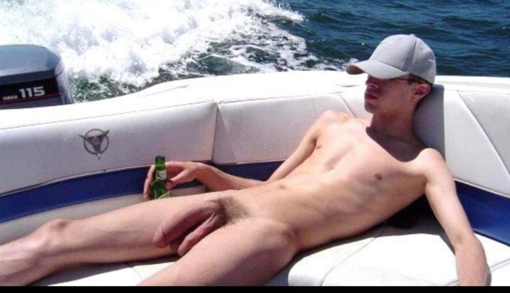 Nackt auf dem Boot
 #102533908