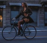 Porno Bilder - Haarige Muschi der nackten Frau auf Fahrrad