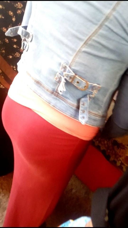 Fickende arabische Mädchen
 #82242744